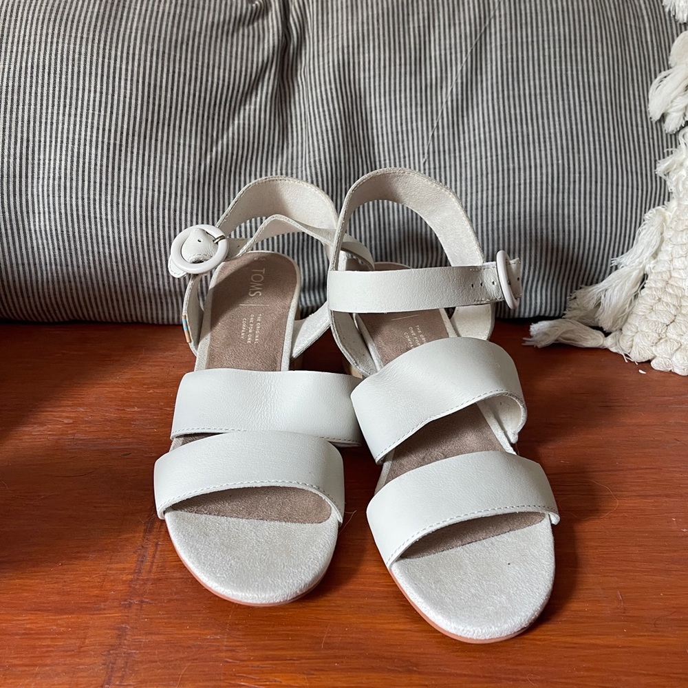 NWOT Toms Grace Sandal in White
